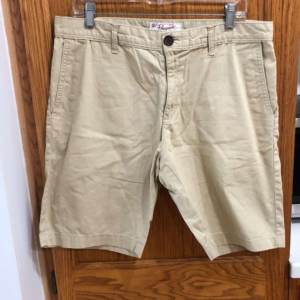 Penguin size Medium tan shorts